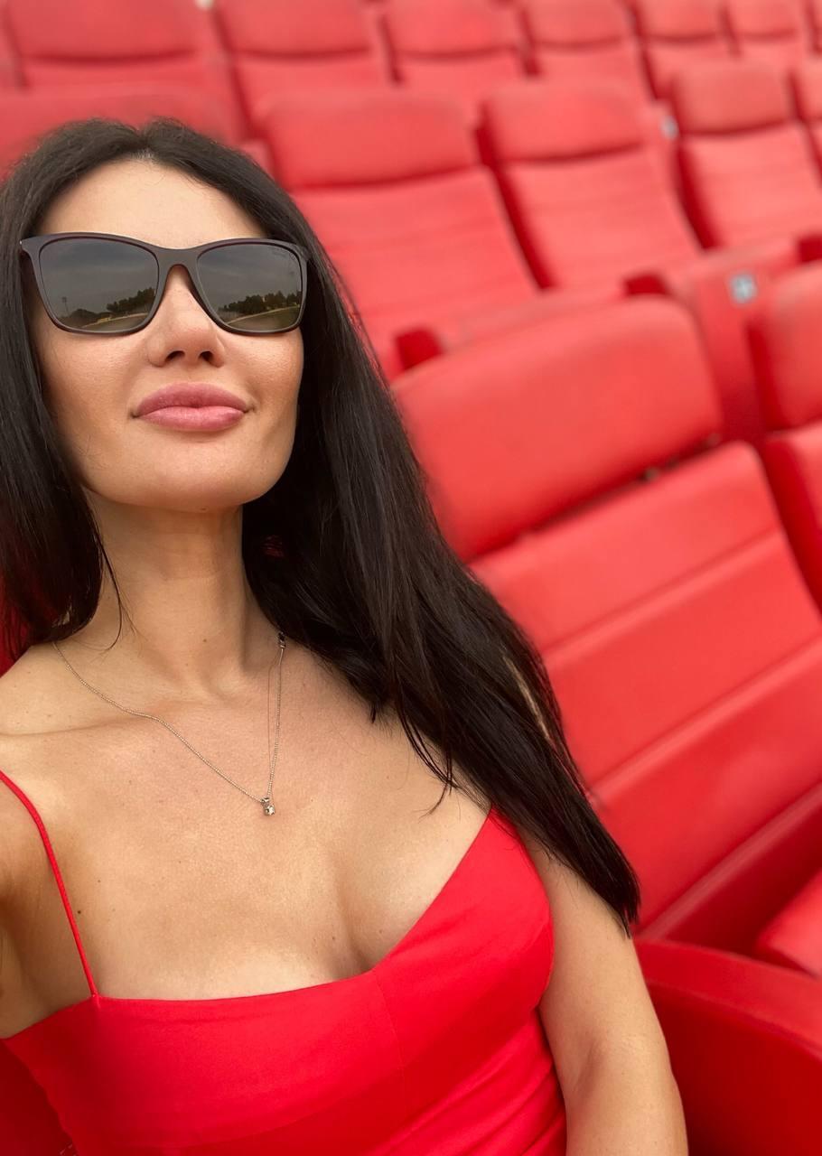 А это селфи в тёмных очках она сделала на оном из футбольных матчей. А это селфи в тёмных очках она сделала на оном из футбольных матчей.