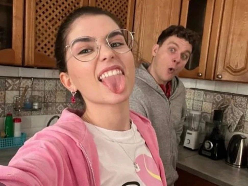 Смешные фото Филипп Бледный и Полина Денисова из сериала «Папины Дочки». Смешные фото Филипп Бледный и Полина Денисова из сериала «Папины Дочки».