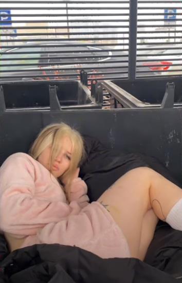 Слитые фото, где Ксанни спит в помойке, видно постановку. Слитые фото, где Ксанни спит в помойке, видно постановку.