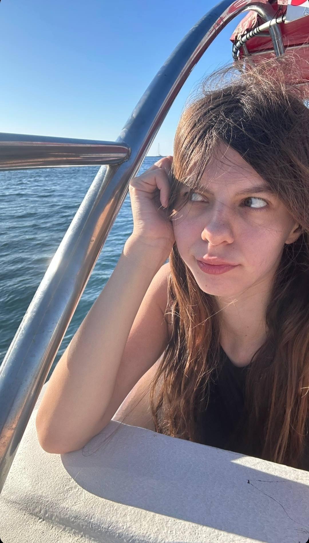 Слитая в сеть фотография anetka со смешным взглядом на яхте. Слитая в сеть фотография anetka со смешным взглядом на яхте.