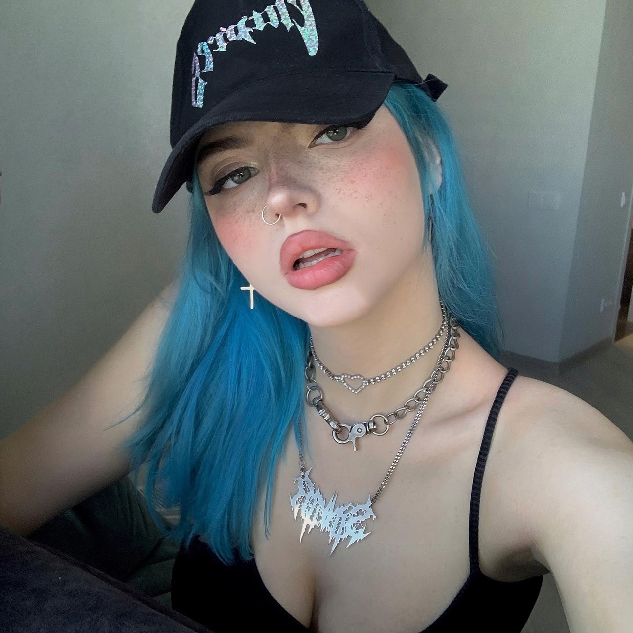 Annfigma с открытым ртом и в кепке. Annfigma с открытым ртом и в кепке.