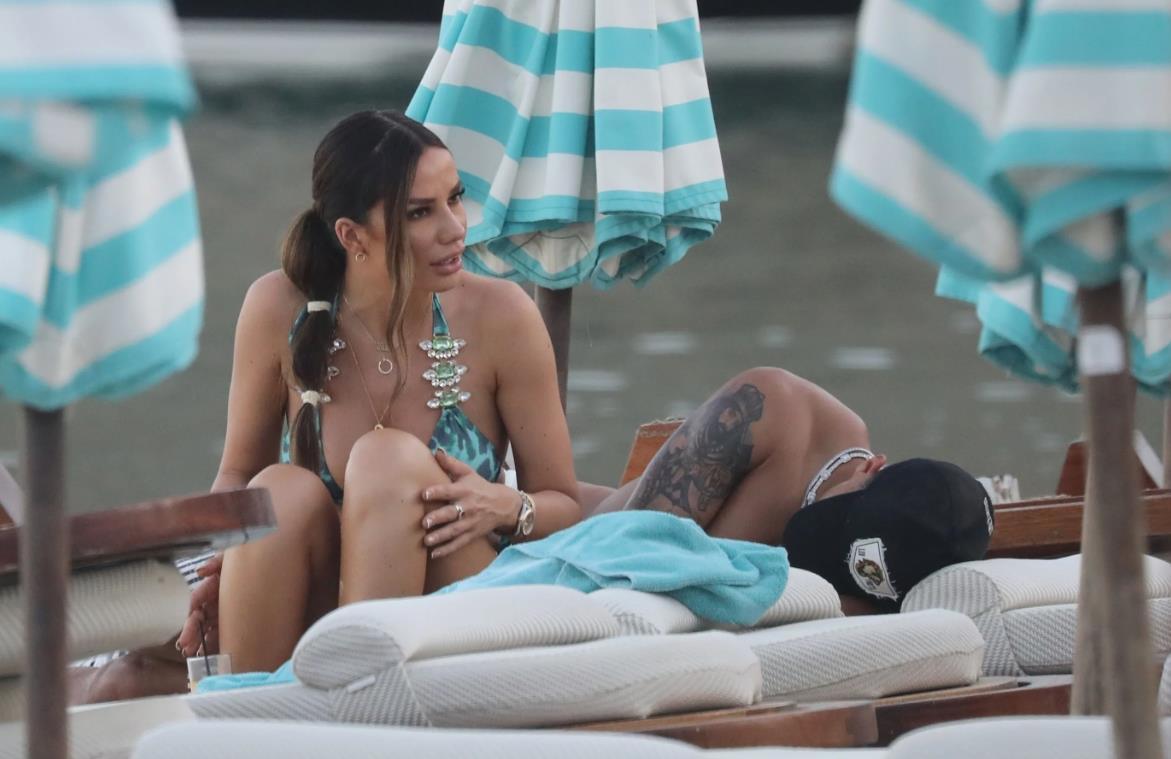 Смешной кадр на котором, Деле Алли дал храпуна, а Руби сидит с недоумённым лицом. Смешной кадр на котором, Деле Алли дал храпуна, а Руби сидит с недоумённым лицом.