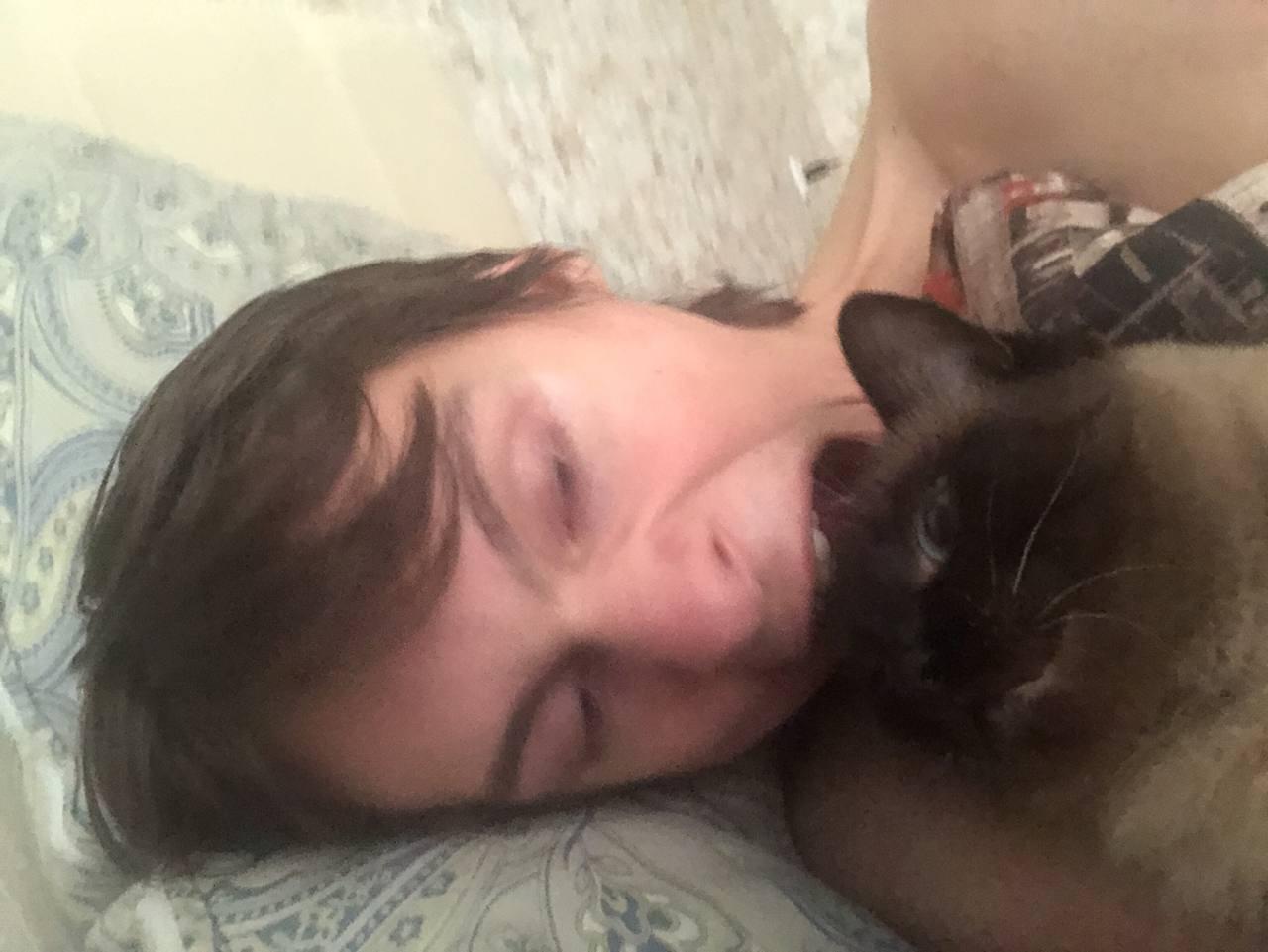 To один слитый в сеть кадр, на котором "Максим 2003" кусает своего кота за голову. To один слитый в сеть кадр, на котором "Максим 2003" кусает своего кота за голову.