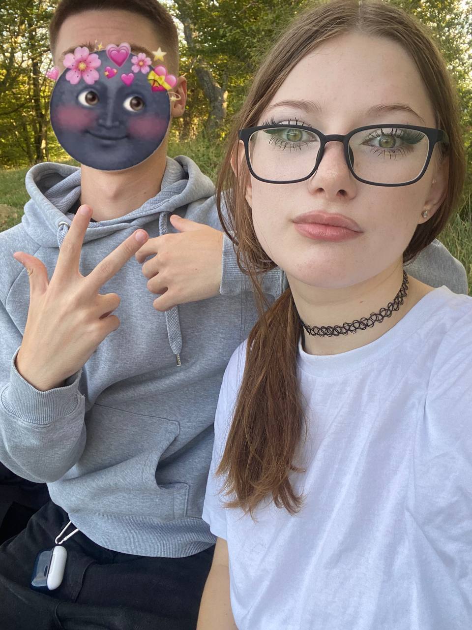 Регина ВТФ на фото в очках и чокере.