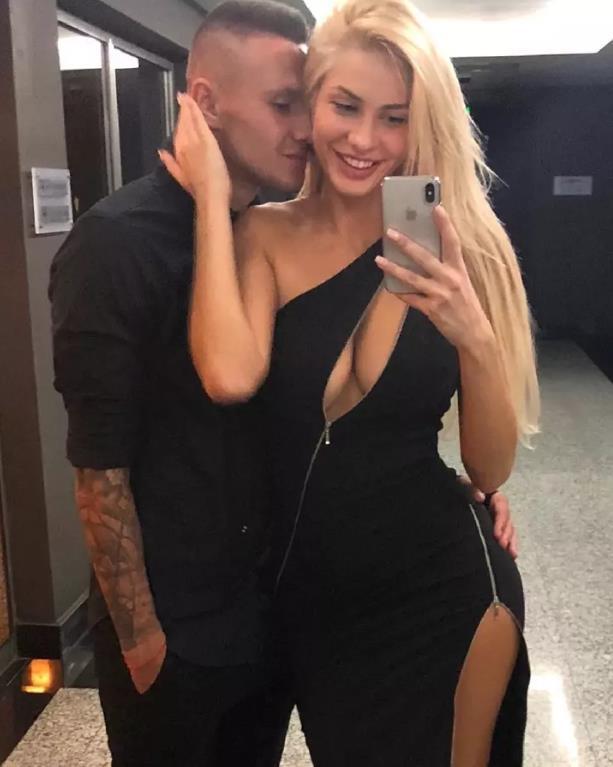 Старые селфи из счастливого прошлого семьи Зубковых. Старые селфи из счастливого прошлого семьи Зубковых.