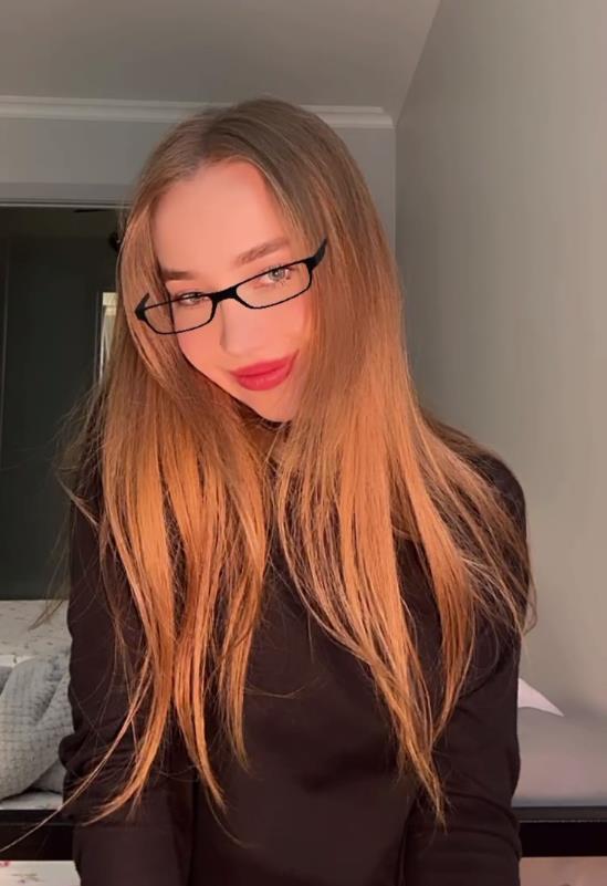 Сексуальная юная певица bloomus в очках.