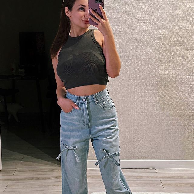 Красотка Yaaadashulya на селфи. Красотка Yaaadashulya на селфи.