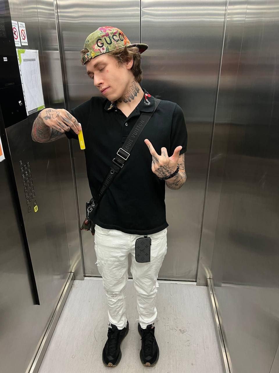 Гламурное селфи в лифте.