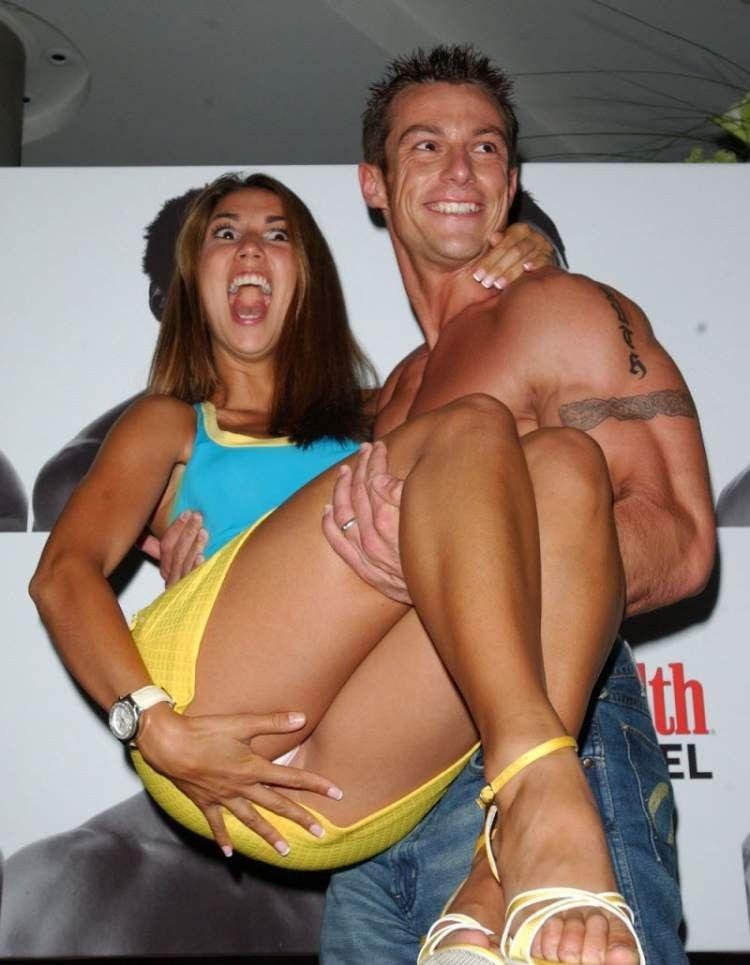 Очередная забавная подборка пикантных картинок и гифок с девушками.