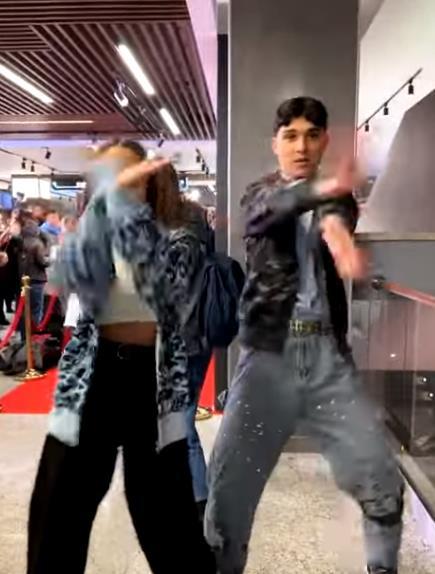 В 15 лет он открыл две школы танцев. В 15 лет он открыл две школы танцев.