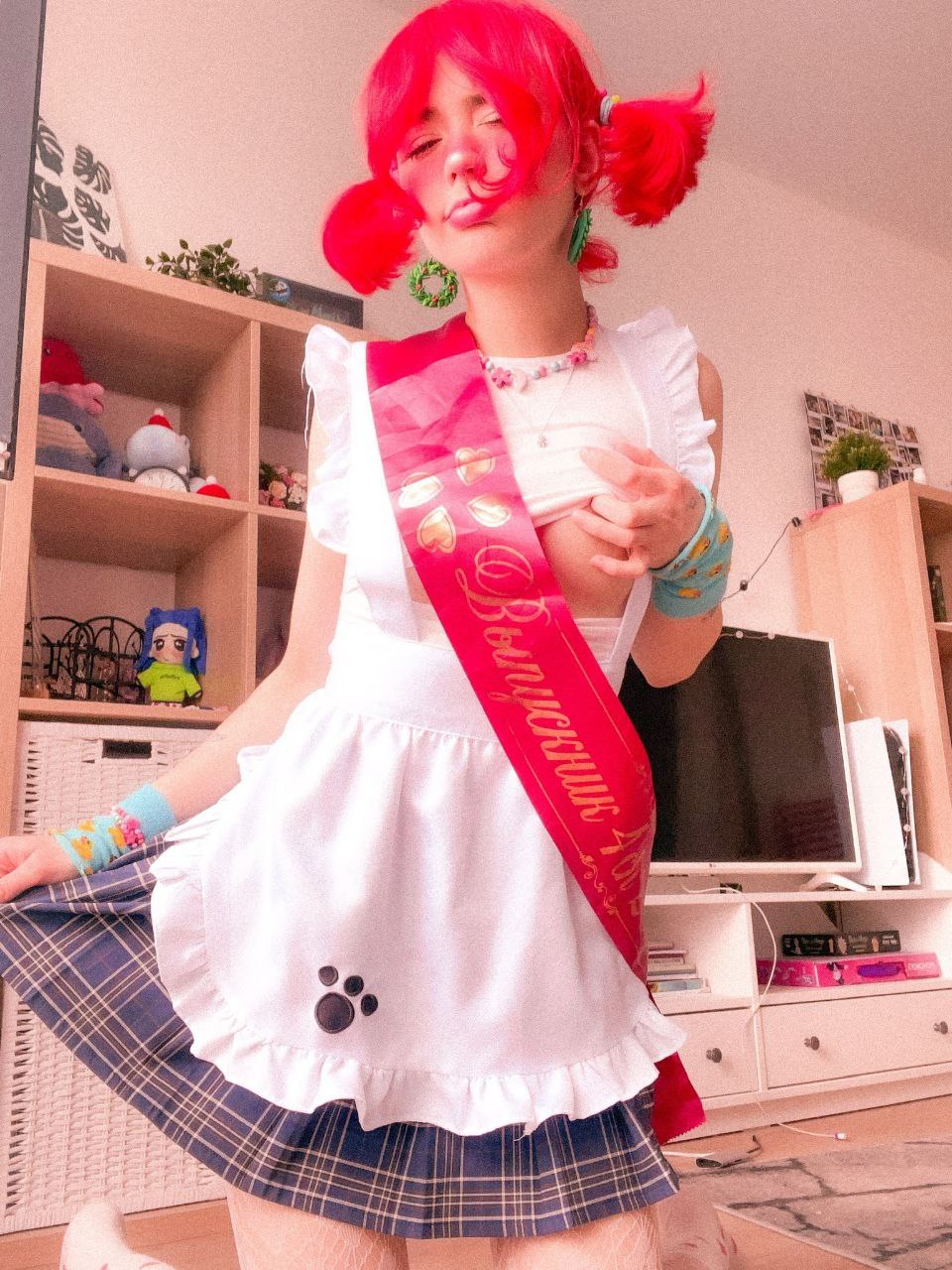 Тиктокерша flaffyx показала фотку в образе выпускницы.