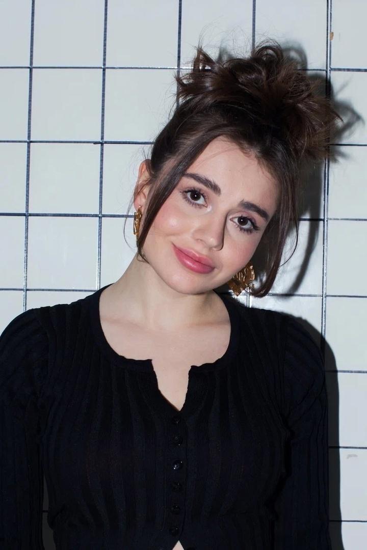 Девушка ведет блоги в социальных сетях, которые обладают определенной популярностью.