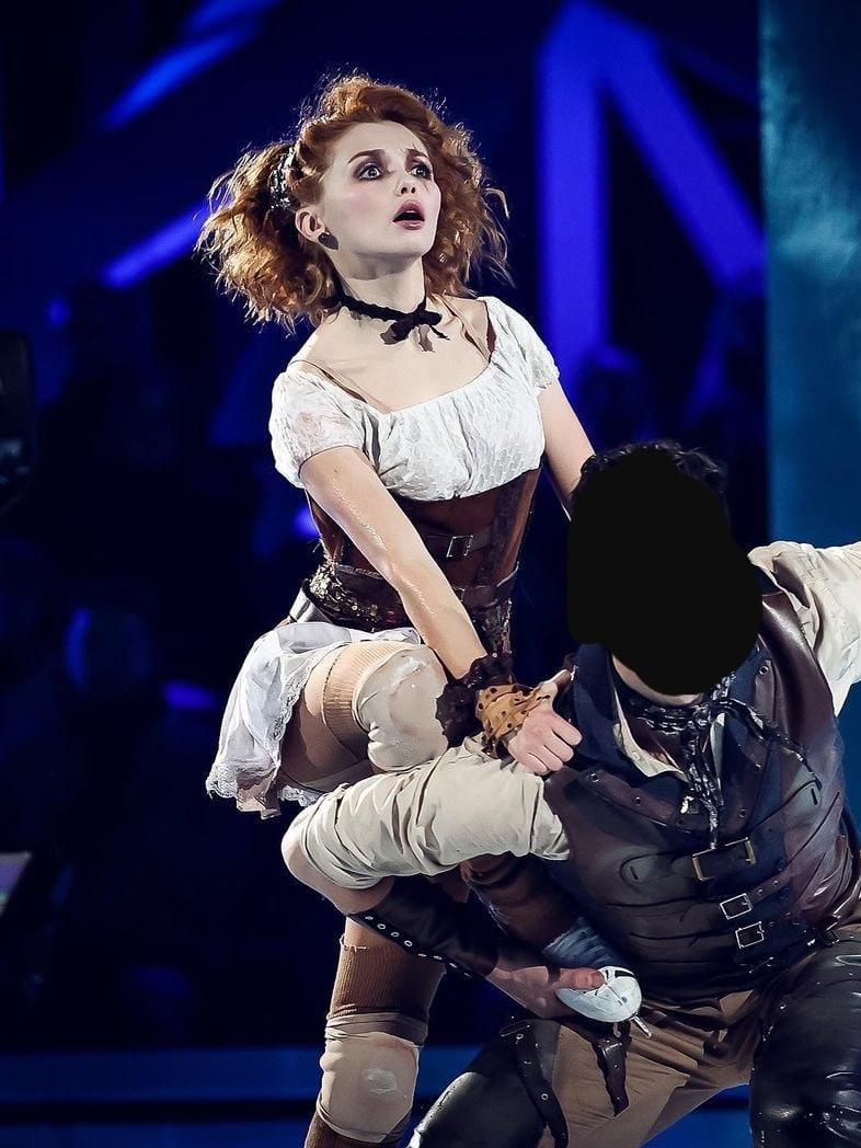 Ещё один прикольный снимок с Ольгой в образе неформалки на ледовом шоу. Ещё один прикольный снимок с Ольгой в образе неформалки на ледовом шоу.