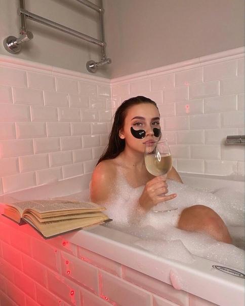 Популярная блогерша из Белоруссии Юля Годунова показала свое тело без купальника