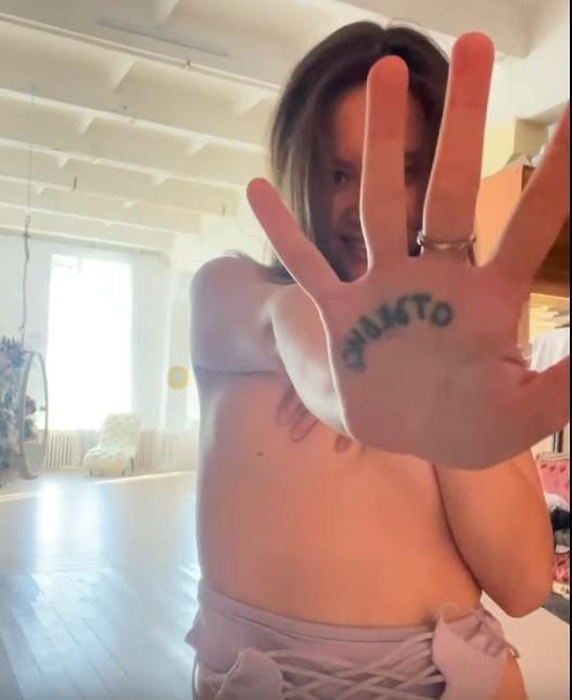 Похожий кадр от Айши в стиле "НЮ" прикрыв свои прелести ладонью. Похожий кадр от Айши в стиле "НЮ" прикрыв свои прелести ладонью.