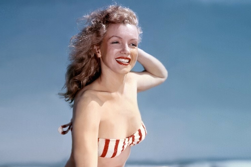 Мерлин Монро для открытки у моря (около 1946 года).