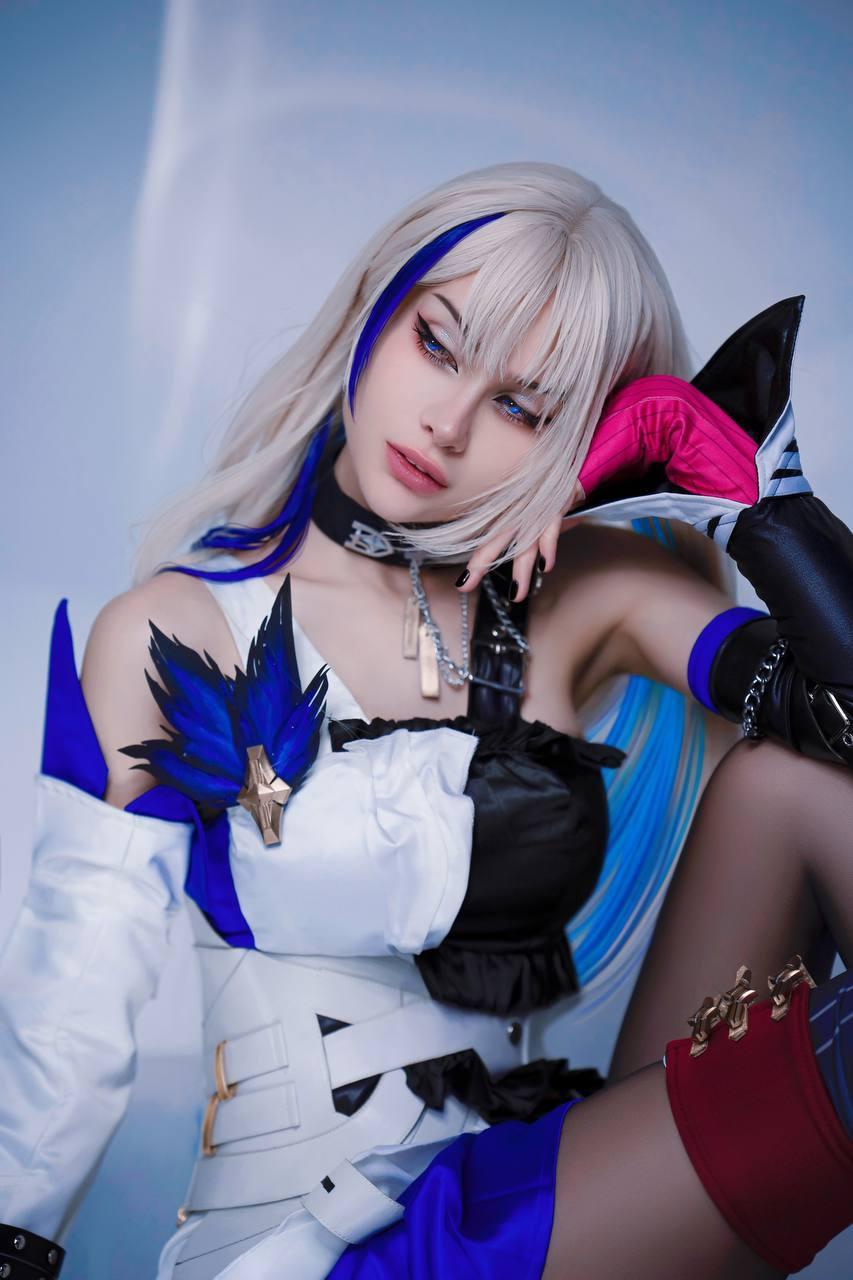 Красивый косплей снимок Лисса Авеми в аниме стиле и чёрных чулках. Красивый косплей снимок Лисса Авеми в аниме стиле и чёрных чулках.