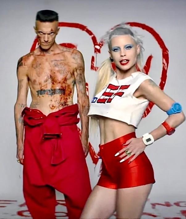 Ляпина топлесс делает селфи.