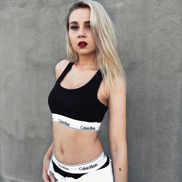 Певица и блогер Юля Годунова демонстрирует для вас идеальную фигуру и откровенные фотографии.