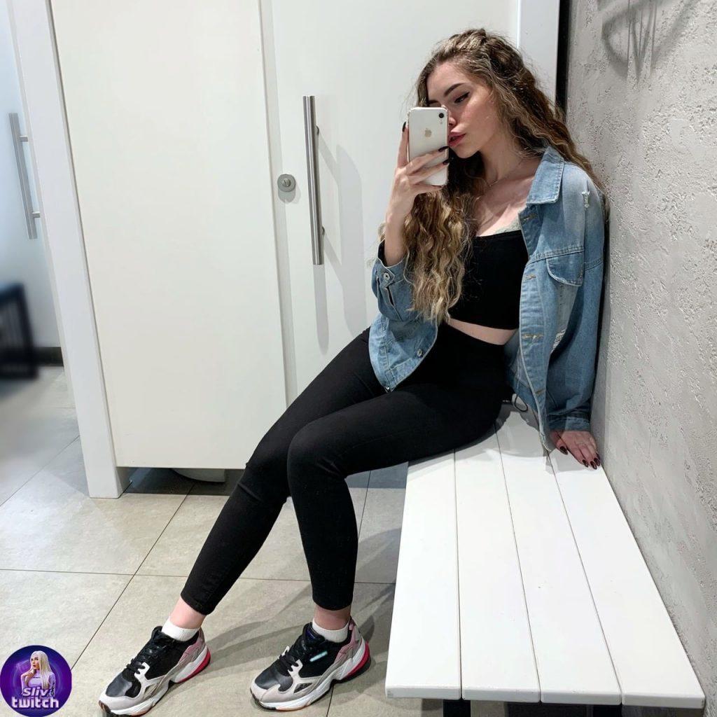 Посмотрите наш слив с ее интимными фотографиями. Посмотрите наш слив с ее интимными фотографиями.