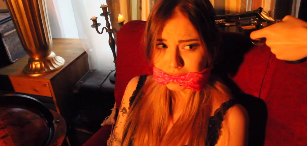 Кадры с её канала с кляпом во рту. Кадры с её канала с кляпом во рту.