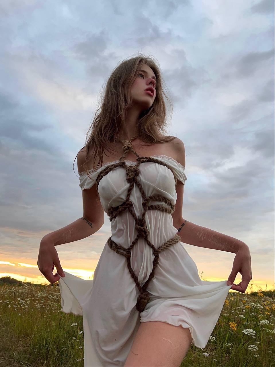 Фото Barbara Tero в БДСМ стиле с верёвками на платье (бондаж). Фото Barbara Tero в БДСМ стиле с верёвками на платье (бондаж).