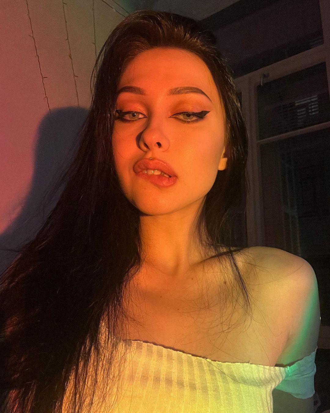 Юлия Юрасова — горячая инстаграм модель и популярная тиктокерша из Санкт-Петербурга, более известна в сети, как Girlwalkingonfire. Юлия Юрасова — горячая инстаграм модель и популярная тиктокерша из Санкт-Петербурга, более известна в сети, как Girlwalkingonfire.