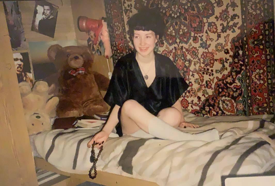 Слитое в сеть домашнее фото Ольги Якубович на кровати в халате с голыми ногами. Слитое в сеть домашнее фото Ольги Якубович на кровати в халате с голыми ногами.