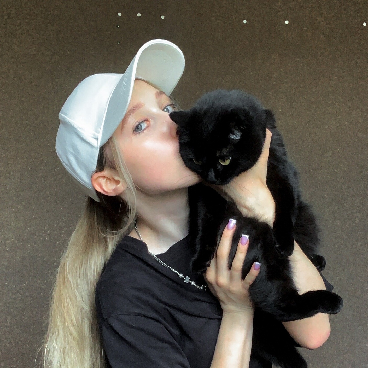 Милый снимок певицы even cute с чёрным котёнком. Милый снимок певицы even cute с чёрным котёнком.