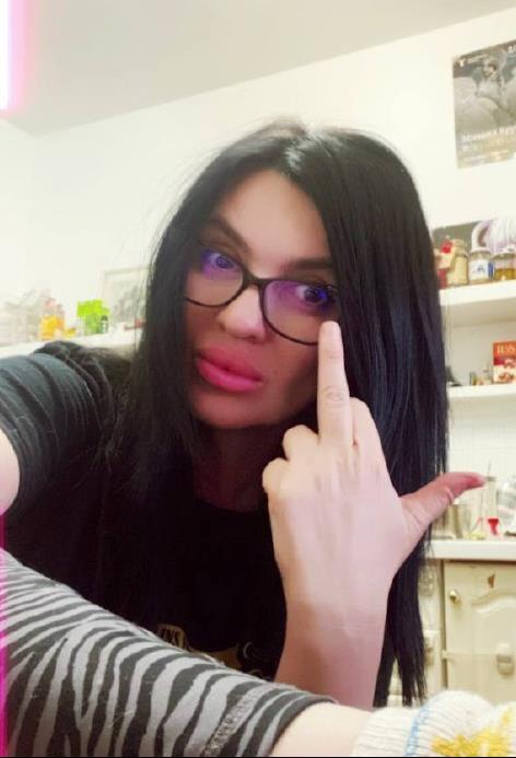 Показала фак на камеру. Показала фак на камеру.