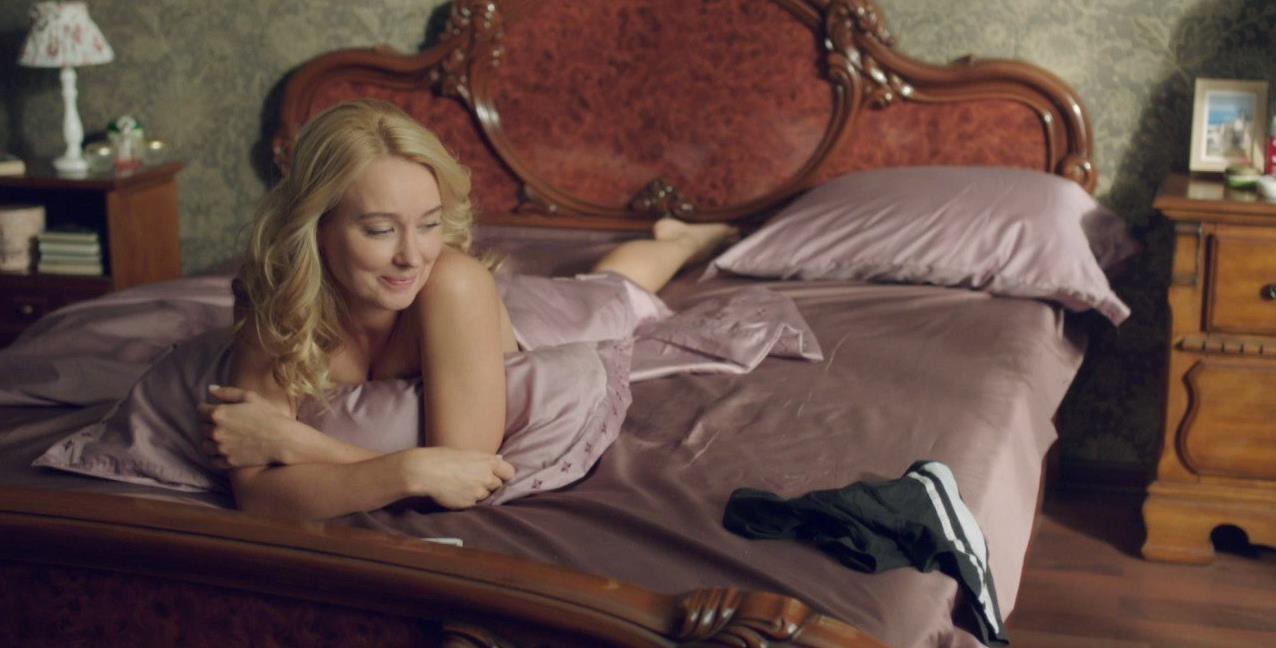 Слитые в сеть кадры из сериала Физрук с Паниной в голом виде под одеялом.