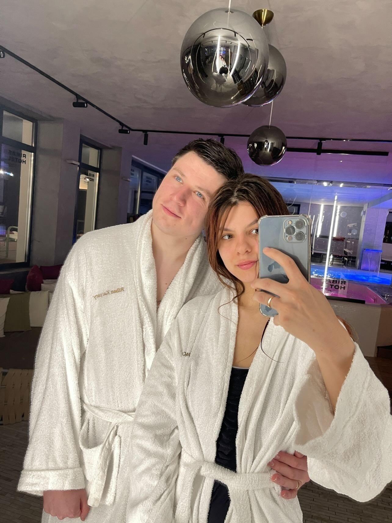 Сексуальные совместные фотографии Анетка и Кент АПК в домашних белых халатах. Сексуальные совместные фотографии Анетка и Кент АПК в домашних белых халатах.