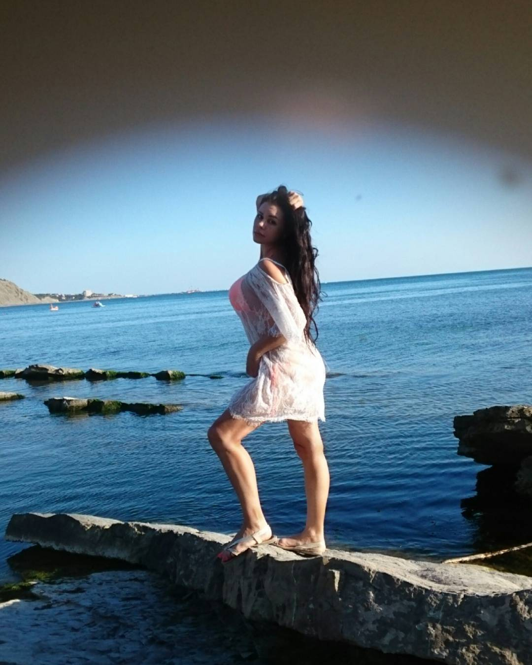 Пикантный снимок Алёна Верди на фоне моря в розовом купальнике. Пикантный снимок Алёна Верди на фоне моря в розовом купальнике.