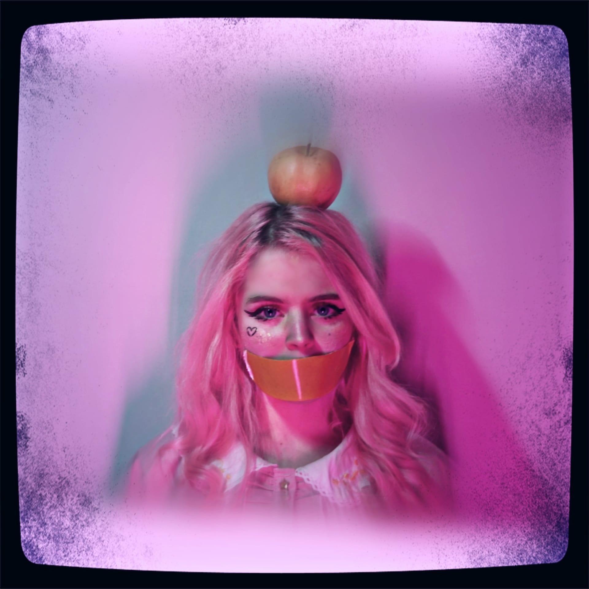 Слитое фото из клипа Эми Роуз, который можно посмотреть ниже. Слитое фото из клипа Эми Роуз, который можно посмотреть ниже.