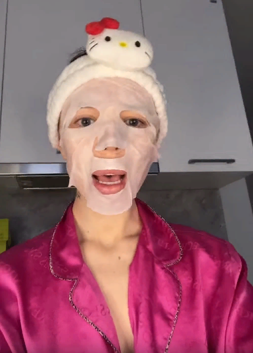 Смешная фотка в маске.