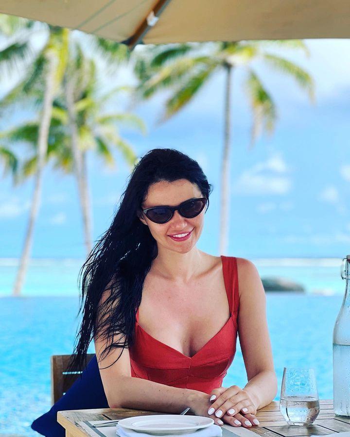 Жаркие фотки с пляжа в красном купальнике. Жаркие фотки с пляжа в красном купальнике.
