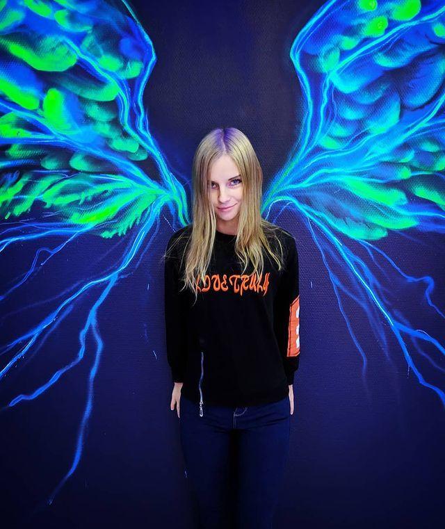 Креативная фотка с крыльями как у бабочки. Креативная фотка с крыльями как у бабочки.