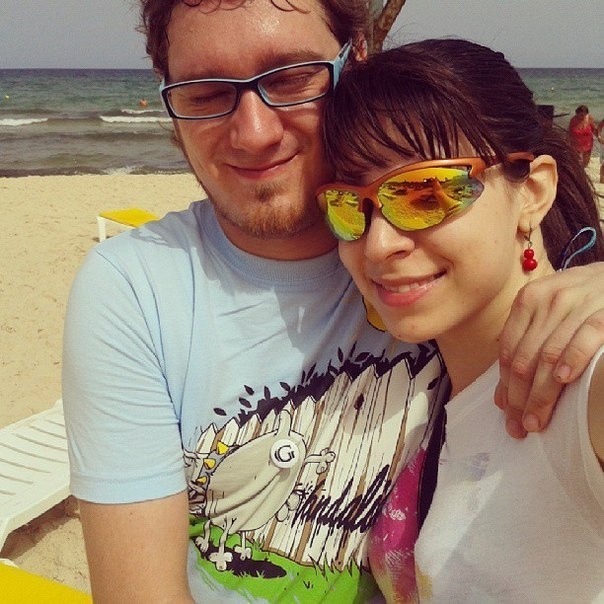 Белка в очках на пляже. Белка в очках на пляже.