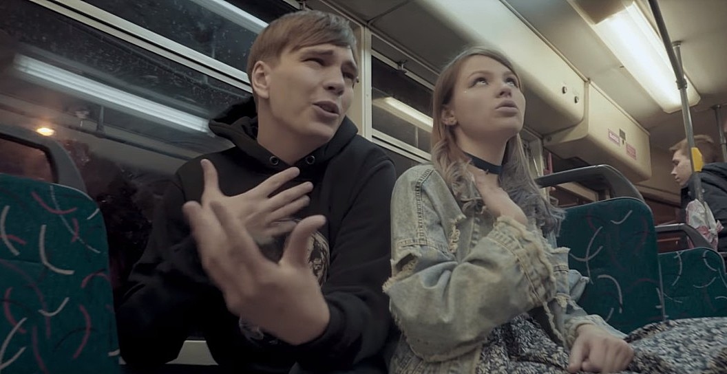 Смешная фотография Славы КПСС с его бывшей в автобусе. Смешная фотография Славы КПСС с его бывшей в автобусе.