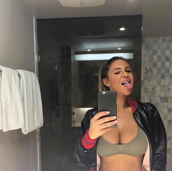 Смешное селфи с высунутым языком у зеркала. Смешное селфи с высунутым языком у зеркала.