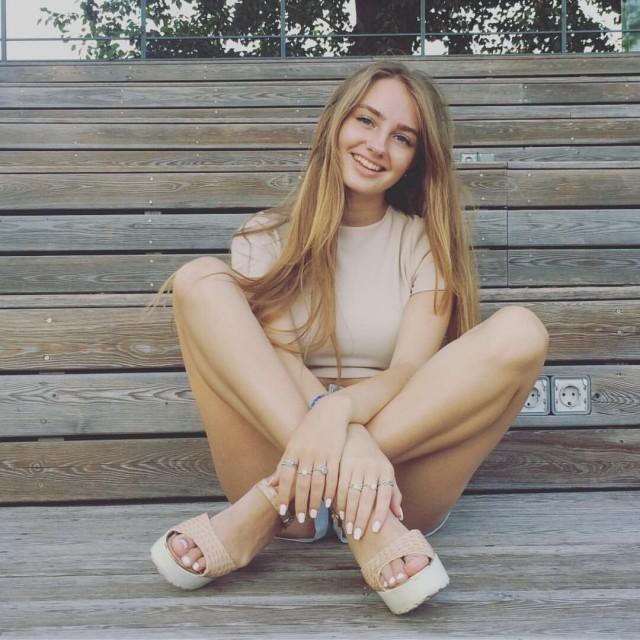 У неё восхитительная фигура, и чаще всего найти красотку можно под ником eroshik.