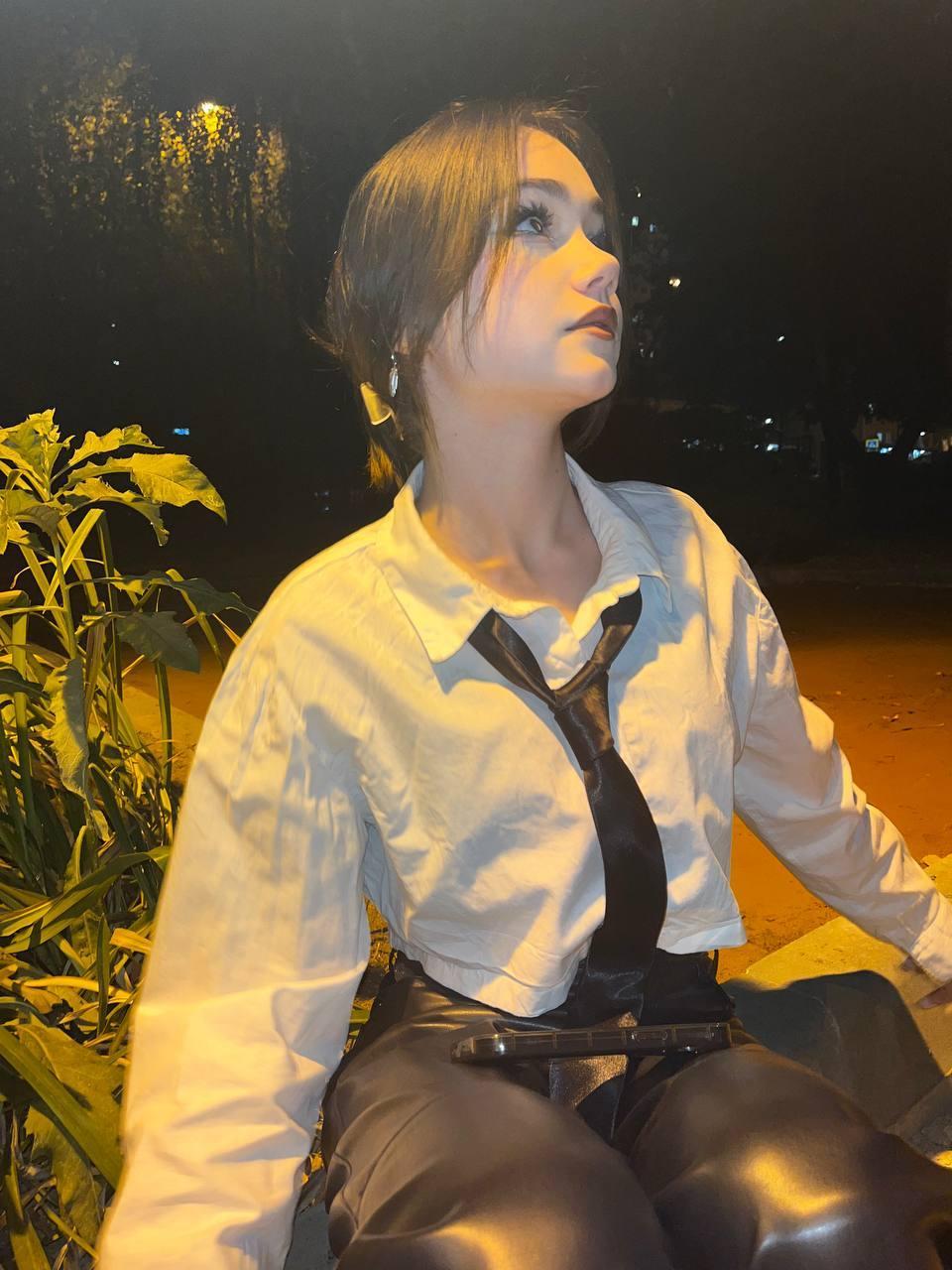 Слитое фото из ТГ в чёрном галстуке и кожаных штанах. Слитое фото из ТГ в чёрном галстуке и кожаных штанах.