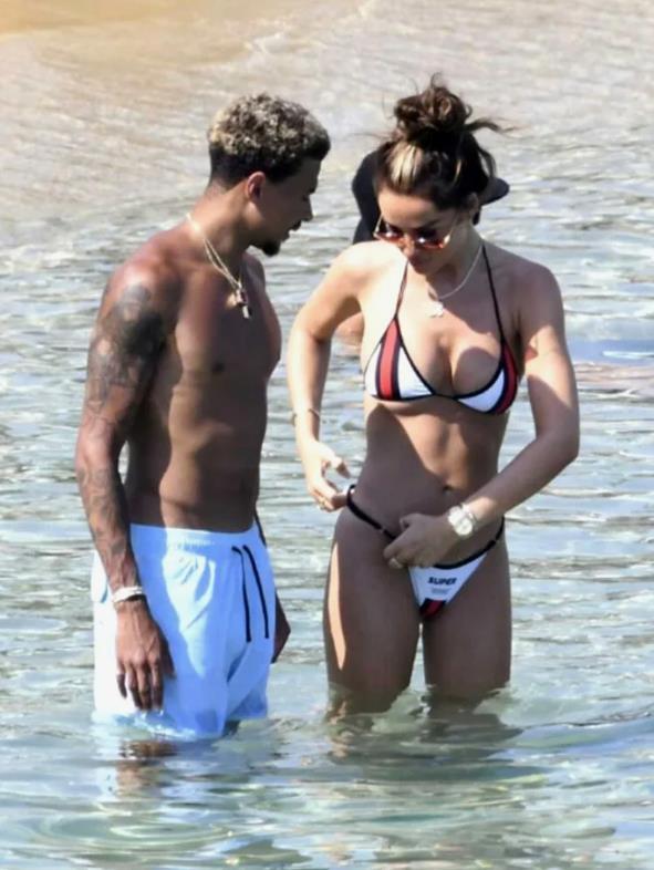 Фотоальбом парочки пестрит горячими снимками с пляжа в купальниках. Фотоальбом парочки пестрит горячими снимками с пляжа в купальниках.