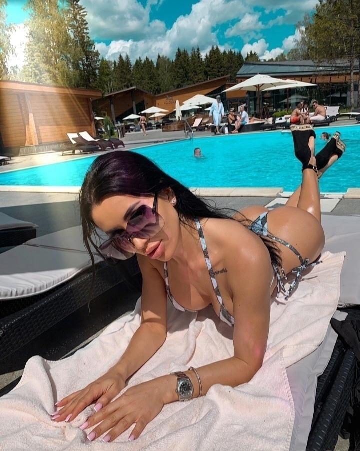 Она начинает работать в эскорт-сервисе и снимает большую квартиру около станции метро "Кутузовская". Она начинает работать в эскорт-сервисе и снимает большую квартиру около станции метро "Кутузовская".