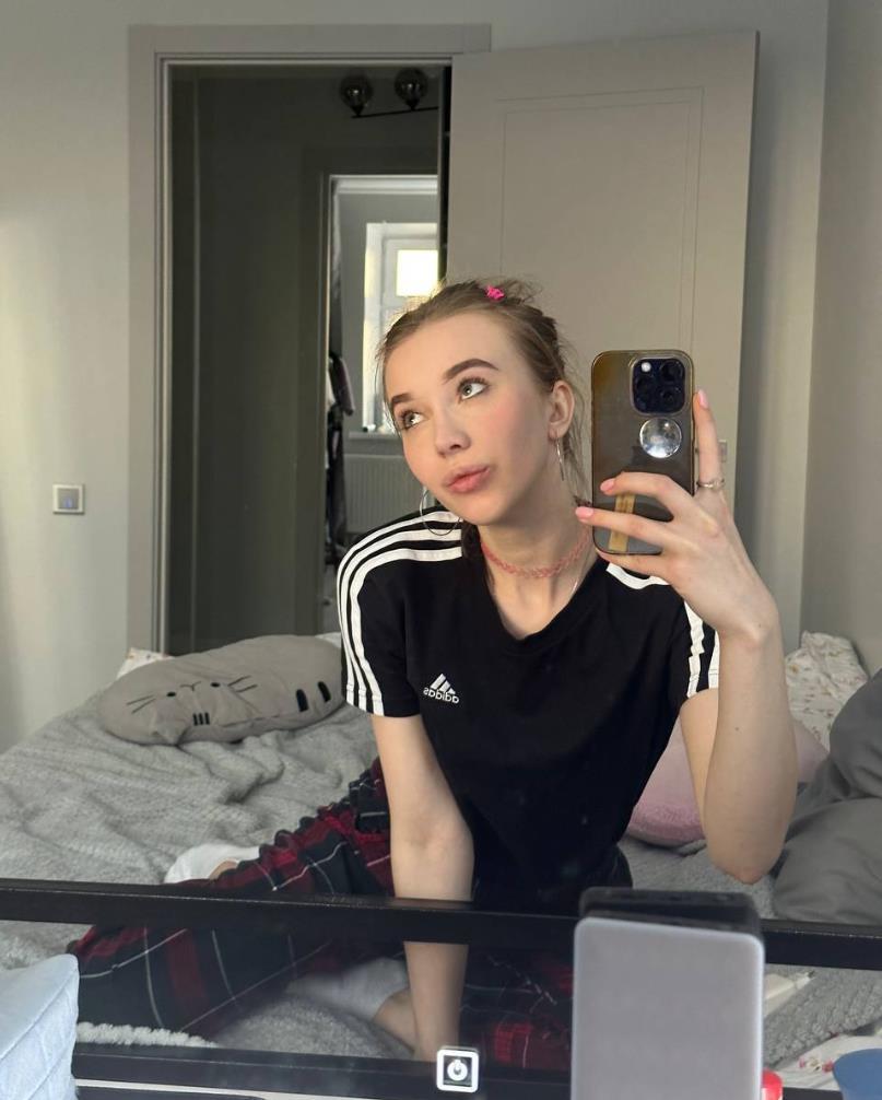 Каждое утро Юля начинает с нового селфи в кровати.