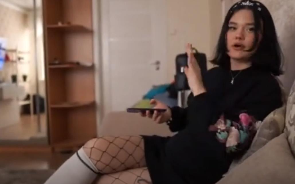 Слитые скриншоты Kate Koss с ютуба в чулках.