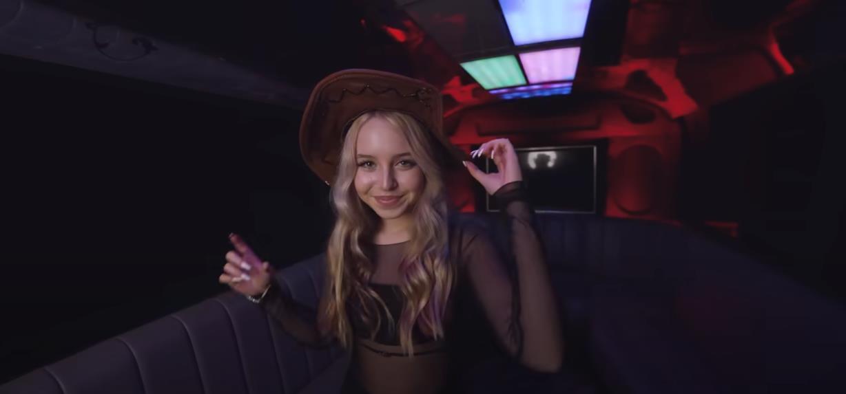 Кадр из клипа Ксении ШГШ в лимузине в ковбойской шляпе. Ксюша ШГШ фото Кадр из клипа Ксении ШГШ в лимузине в ковбойской шляпе. Ксюша ШГШ фото