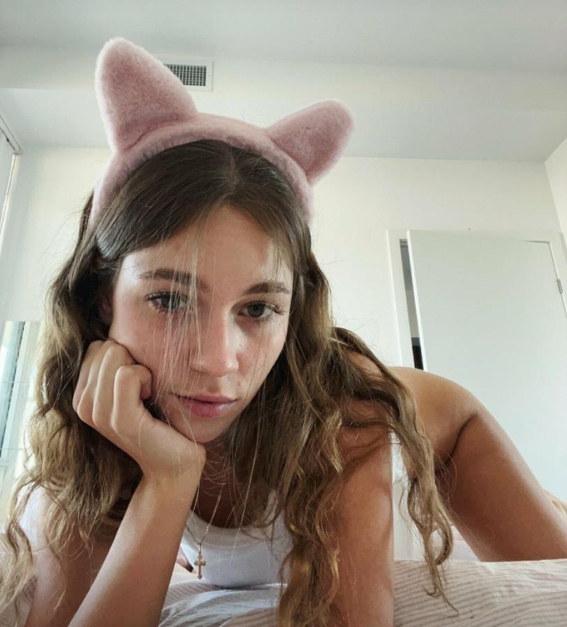 Сексуальное косплей селфи от maligoshik на кровати, крупным планом в ободке с кошачьими ушками. Сексуальное косплей селфи от maligoshik на кровати, крупным планом в ободке с кошачьими ушками.