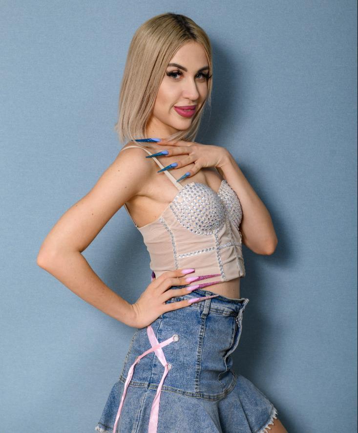 Красивый снимок Сайкс с короткой стрижкой в юбке. Красивый снимок Сайкс с короткой стрижкой в юбке.