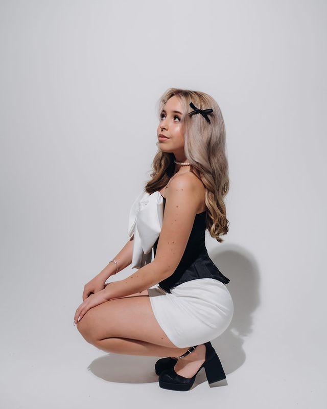 25 Августа 2024 года Ксюша Авдеева из ШГШ выложила свою фотку в короткой мини юбке в честь своего 16-го дня рождения. 25 Августа 2024 года Ксюша Авдеева из ШГШ выложила свою фотку в короткой мини юбке в честь своего 16-го дня рождения.